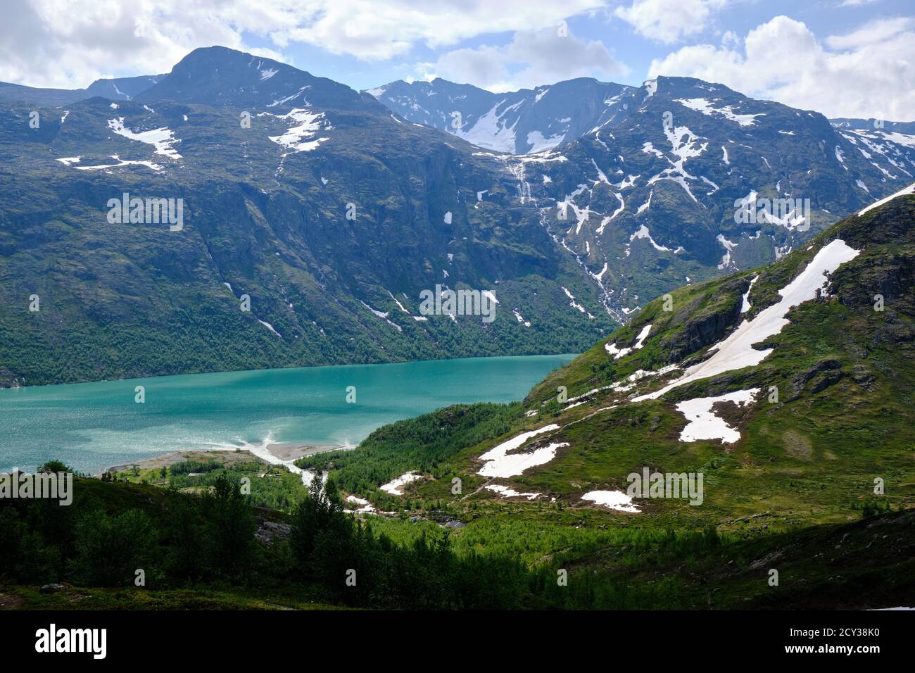 Vista de las cabañas turísticas de Memurubu, desde la famosa ruta de senderismo Besseggen, Noruega Foto de stock