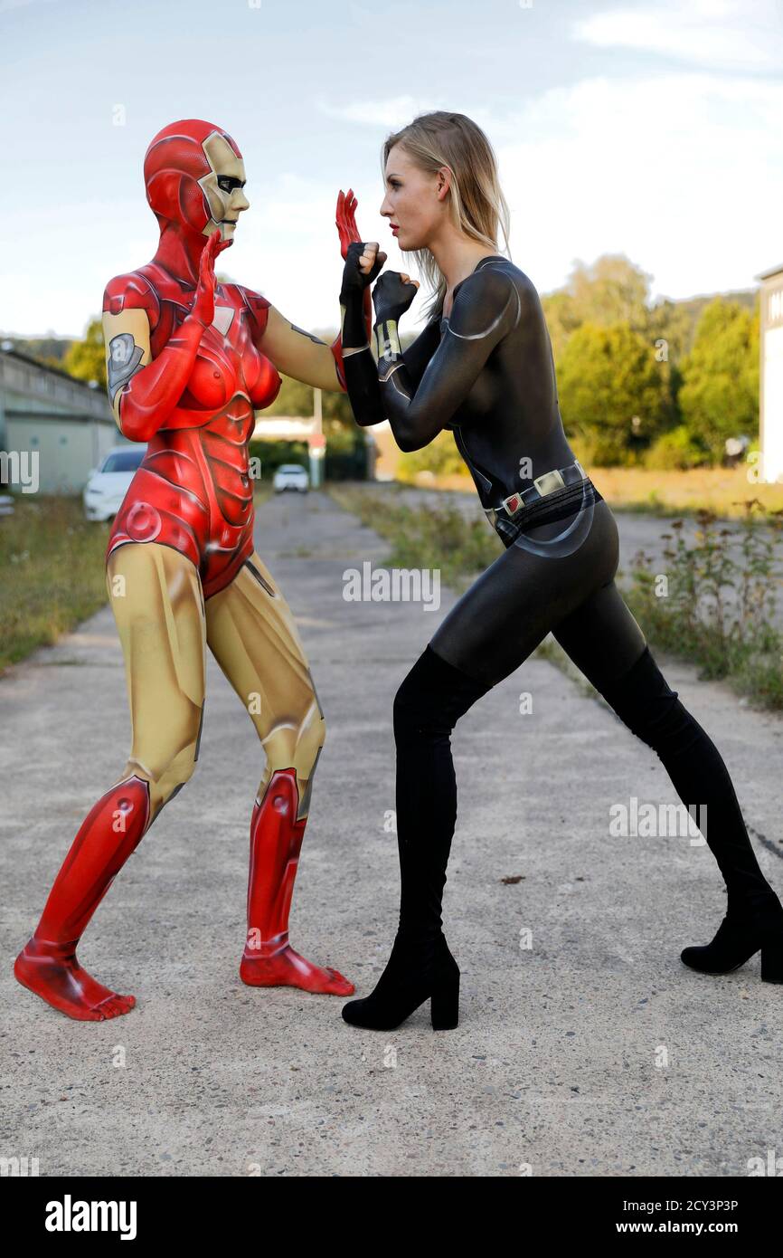GEEK ART - Bodypainting and Transformaking: Iron Woman y Black Widow fotocomunicación con René-Claire Meinkold y Karo Zett en el sitio de elektroma en Hamelin el 30 de septiembre de 2020 - un proyecto del fotógrafo Tschiponnique Skupin y el pintor de cuerpo Enrico Lein Foto de stock
