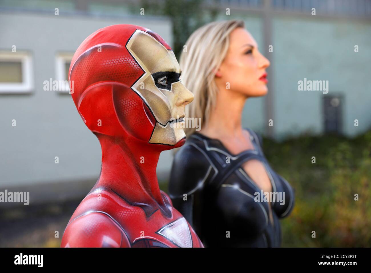 GEEK ART - Bodypainting and Transformaking: Iron Woman y Black Widow fotocomunicación con René-Claire Meinkold y Karo Zett en el sitio de elektroma en Hamelin el 30 de septiembre de 2020 - un proyecto del fotógrafo Tschiponnique Skupin y el pintor de cuerpo Enrico Lein Foto de stock