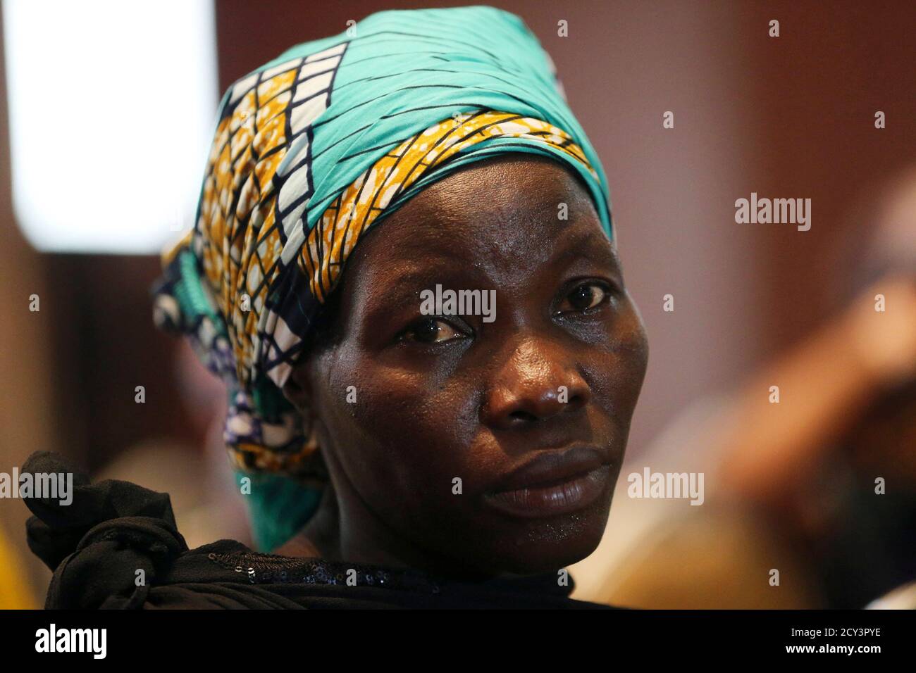 Una madre no identificada de una de las más de 200 niñas secuestradas en la remota aldea de Chibok, asiste a una conferencia de prensa sobre las niñas en Lagos el 5 de junio de 2014. Varias madres de niñas que se estaban celebrando en?Nigeria?por el grupo militante?Boko Haram?se reunieron en?Lagos?el jueves, donde organizaciones no gubernamentales y un congresista del estado de EE.UU. Les ofrecieron terapia y apoyo. Boko Haram, un grupo militante que realizó una campaña para crear un estado islámico en la región, secuestró a 276 niñas de una escuela en Chibok el 14 de abril. REUTERS/Akintunde Akinleye (NIGERIA - Tags: CRIMEN DERECHO POLÍTICA RELIGIÓN DISTURBIOS CIVILES) Foto de stock