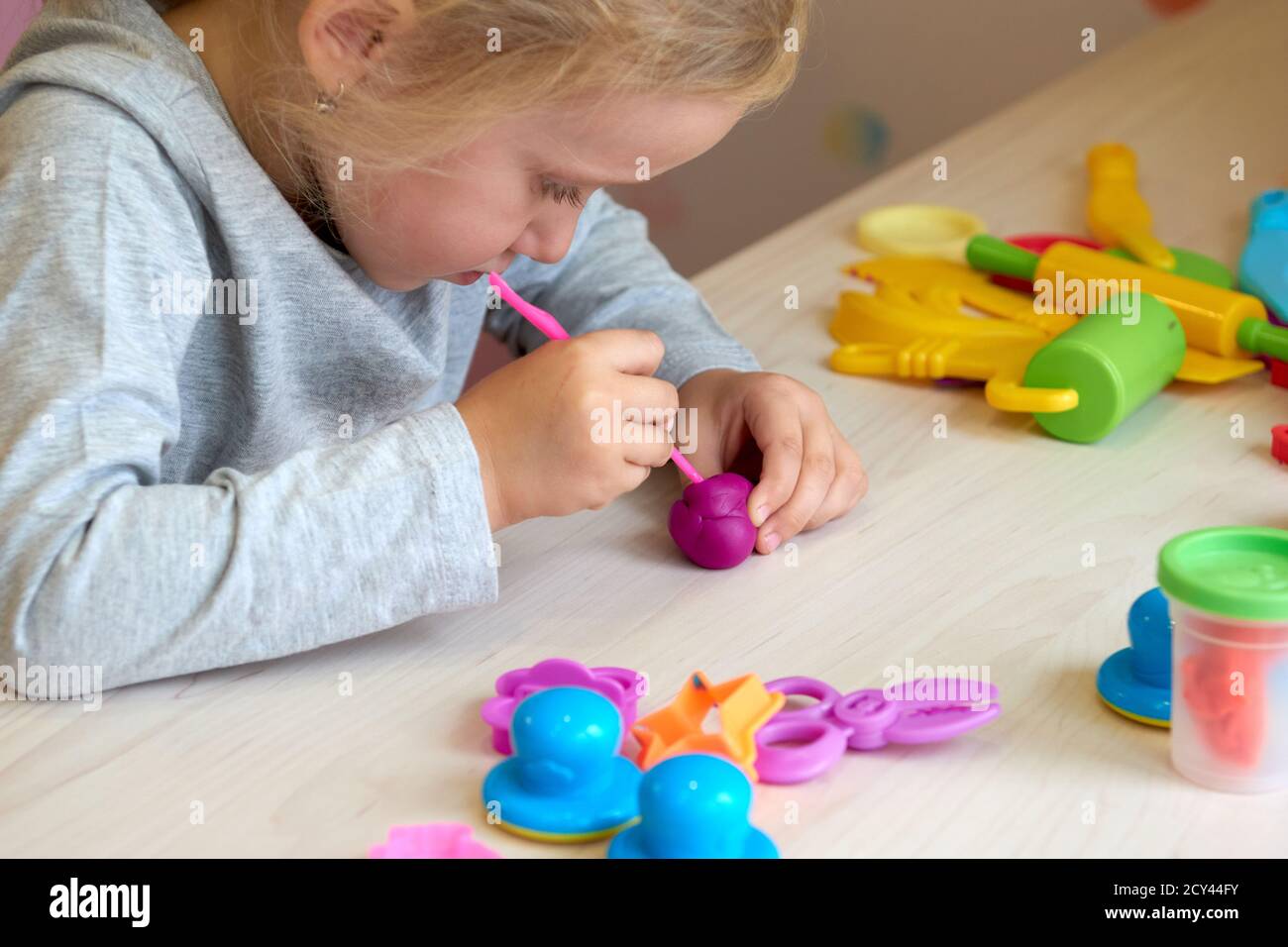 3 años niña artes creativas. manos de niño jugando con plastilina