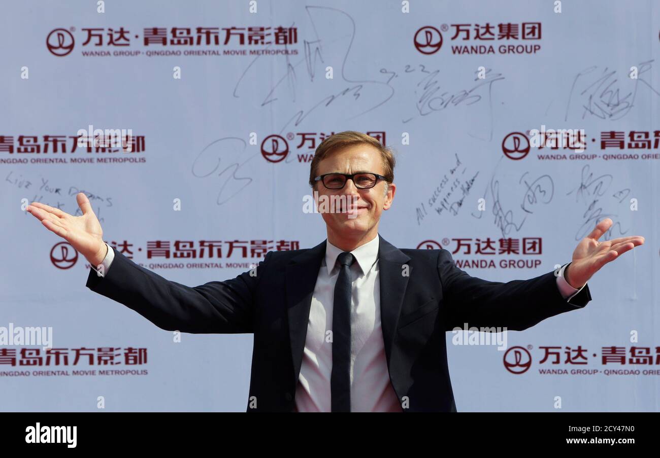 El actor austríaco-alemán Christoph Waltz hace gestos a los medios de comunicación cuando llega para la ceremonia de lanzamiento de la metrópolis del cine oriental de Qingdao en las afueras de Qingdao, provincia de Shandong 22 de septiembre de 2013. El estudio de cine Oriental Movie Metropolis, ubicado en la parte occidental de la ciudad costera China de Qingdao, se construirá con una inversión total de 50 mil millones de yuan ($8.1 mil millones), informó el Grupo Wanda el domingo. REUTERS/Jason Lee (CHINA - Tags: EMPRESAS DE ENTRETENIMIENTO DE LA SOCIEDAD DE BIENES RAÍCES) Foto de stock