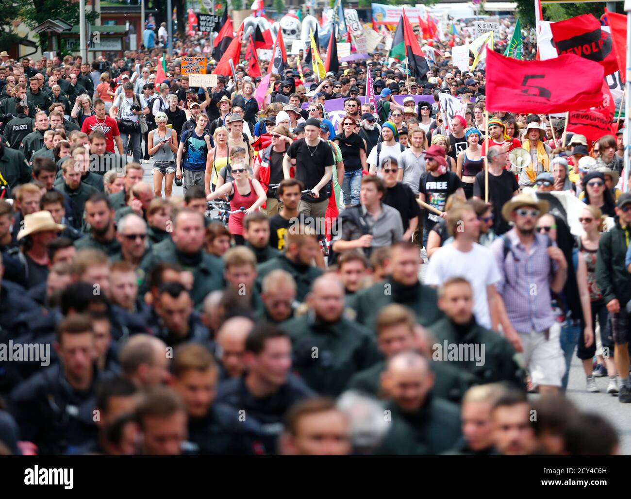 La policía se alineó frente a los manifestantes anti-G7 durante una manifestación en Garmisch-Partenkirchen, sur de Alemania, el 6 de junio de 2015. La cumbre de dos días del Grupo de los siete (G7), que se celebra en el palacio de Elmau, cerca de Garmisch-Partenkirchen, en Baviera, comienza el domingo. "Juntos luchamos contra el capatilismo, el racismo y la guerra". REUTERS/Hannibal Hanschke Foto de stock