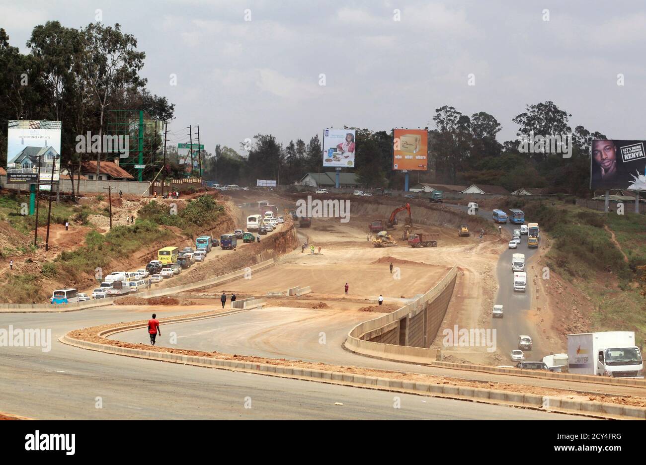 El tráfico fluye a lo largo del proyecto de la carretera Nairobi-Thika, en construcción cerca de la capital de Kenia, Nairobi, 23 de septiembre de 2011. La carretera, que está siendo construida por China Wuyi, Sinohydro y Shengeli Engineering Construction Group, está financiada por el gobierno keniano y chino y el Banco Africano de Desarrollo (BAFD). El proyecto costará 28 millones de chelines kenianos (330millones de dólares), según la empresa China. El BAfD ha reducido la tasa de crecimiento económico prevista para Kenya en 2011 a 3.5-4.5% de un pronóstico anterior de 4.5-5% debido a la alta inflación y a un tipo de cambio volátil, el del banco Foto de stock