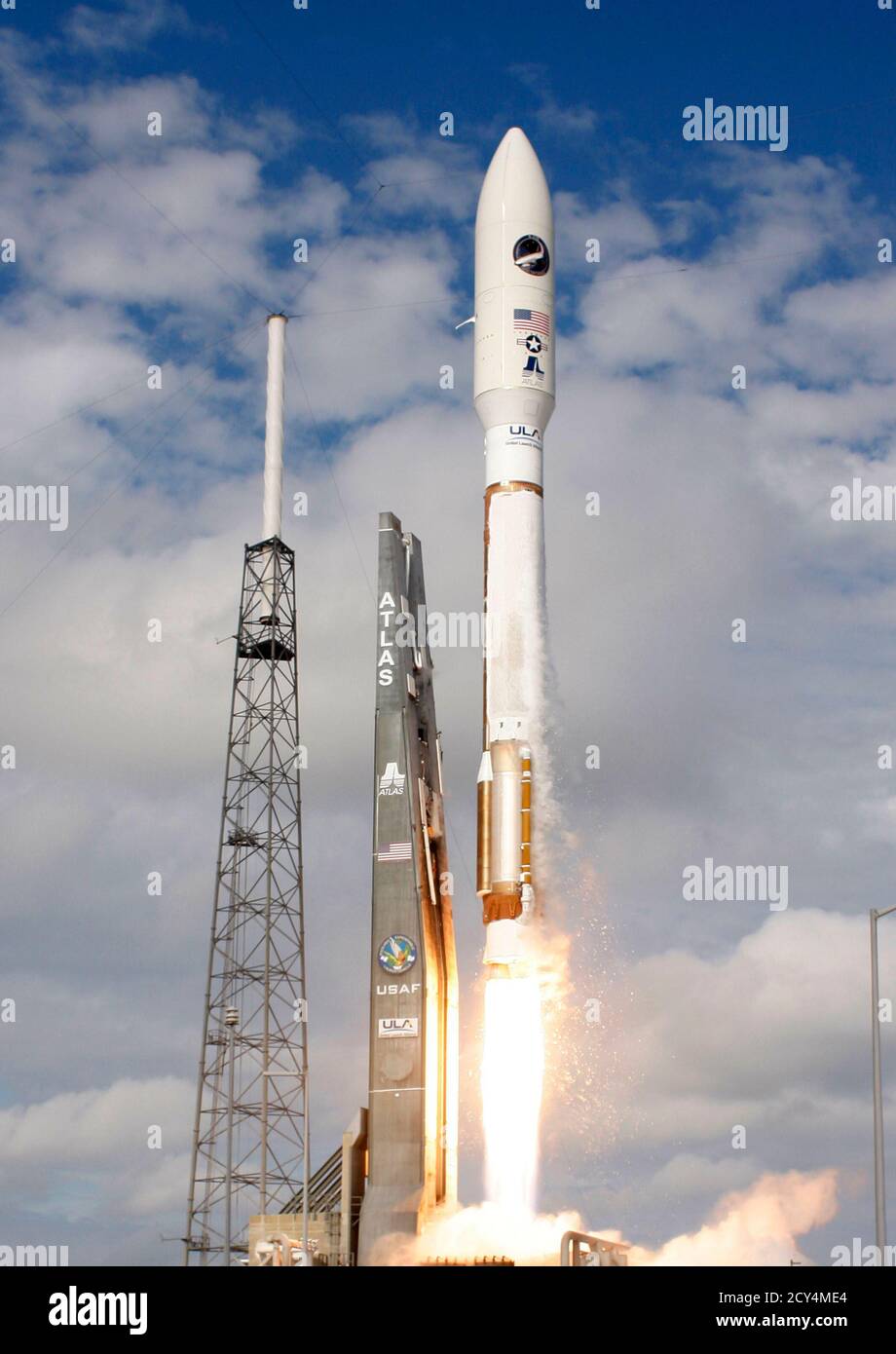 Un cohete Atlas 5 de United Launch Alliance que transporta el avión espacial experimental X-37B del ejército estadounidense se levanta del complejo de lanzamiento 41 en Cabo Cañaveral, Florida, 11 de diciembre de 2012. El cohete Atlas 5 no tripulado, que transportaba el pequeño transbordador espacial robótico, salió de la Estación de la Fuerza Aérea de Cabo Cañaveral en Florida el martes para el tercer vuelo en un programa de pruebas militares clasificado. REUTERS/SCOTT AUDETTE (ESTADOS UNIDOS - TAGS: CIENCIA TECNOLOGÍA TRANSPORTE MILITAR TPX IMÁGENES DEL DÍA) Foto de stock