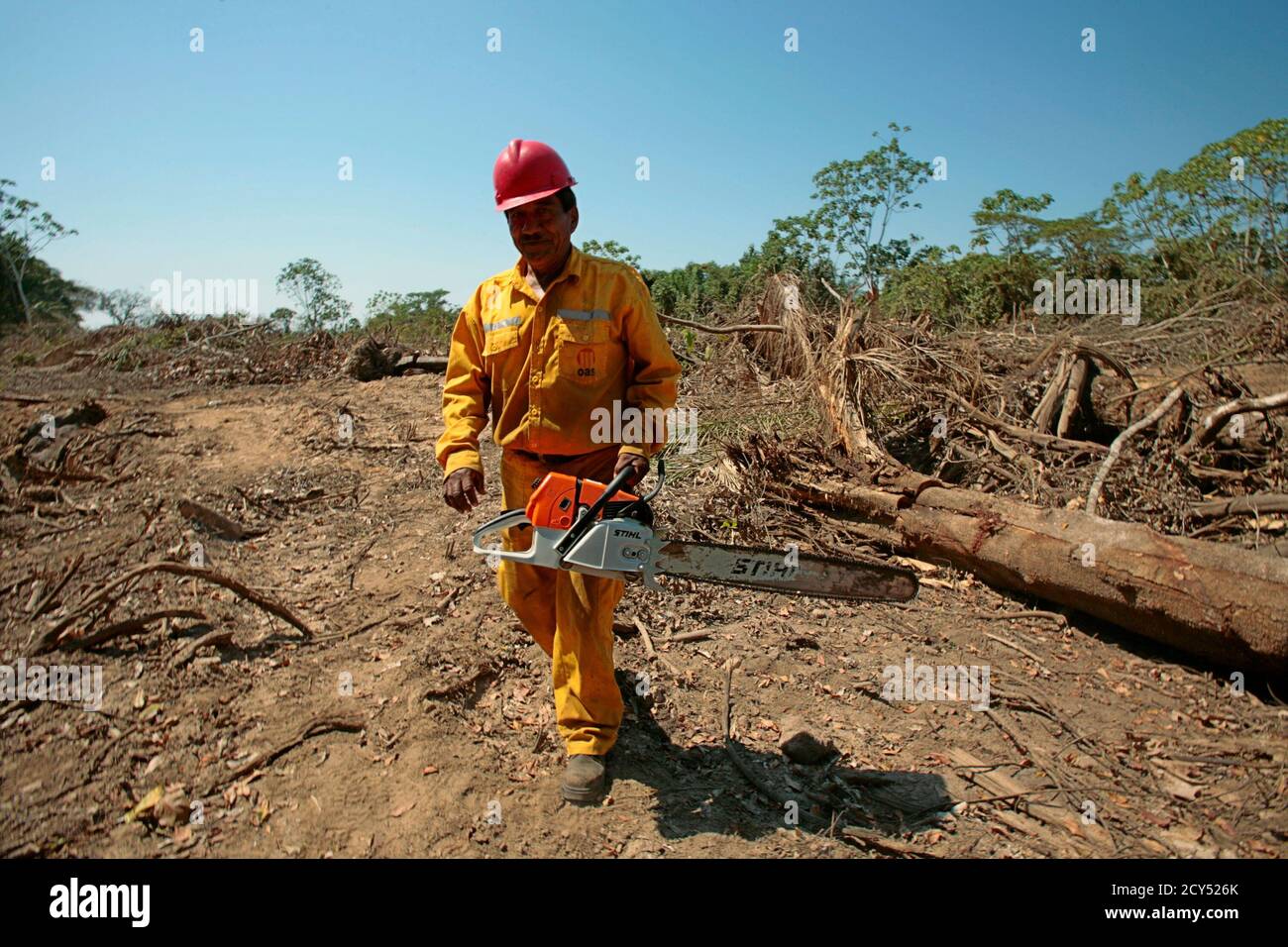 Un trabajador de la constructora brasileña OEA tiene una motosierra cerca  de San Ignacio de Moxos en el tercer tramo del proyecto vial que pasará por  el parque nacional de los TIPNIS,