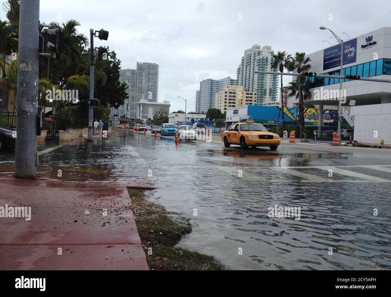 Las inundaciones en Alton Road y 10th Street se observan en Miami Beach,  Florida el 5 de noviembre de 2013. El Comité de Comercio, Ciencia y  Transporte del Senado de los Estados