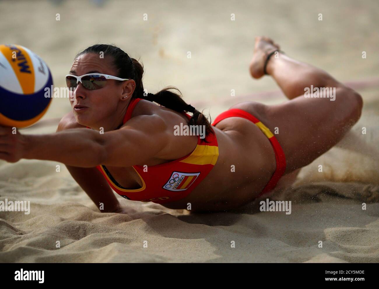 La española Liliana Fernández Steiner se sumerge en el balón durante el  partido de voleibol de playa redondo preliminar de sus mujeres contra April  Ross y Jennifer Kessy de los EE.UU. En