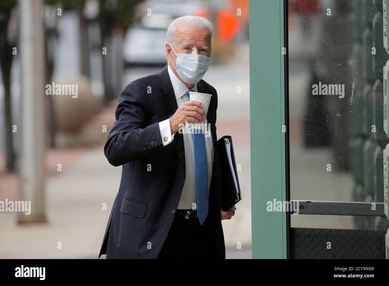 El candidato presidencial demócrata estadounidense y el ex vicepresidente Joe Biden llega al teatro Queens en Wilmington, Delaware, EE.UU., el 1 de octubre de 2020. REUTERS/Brendan McDermid Foto de stock