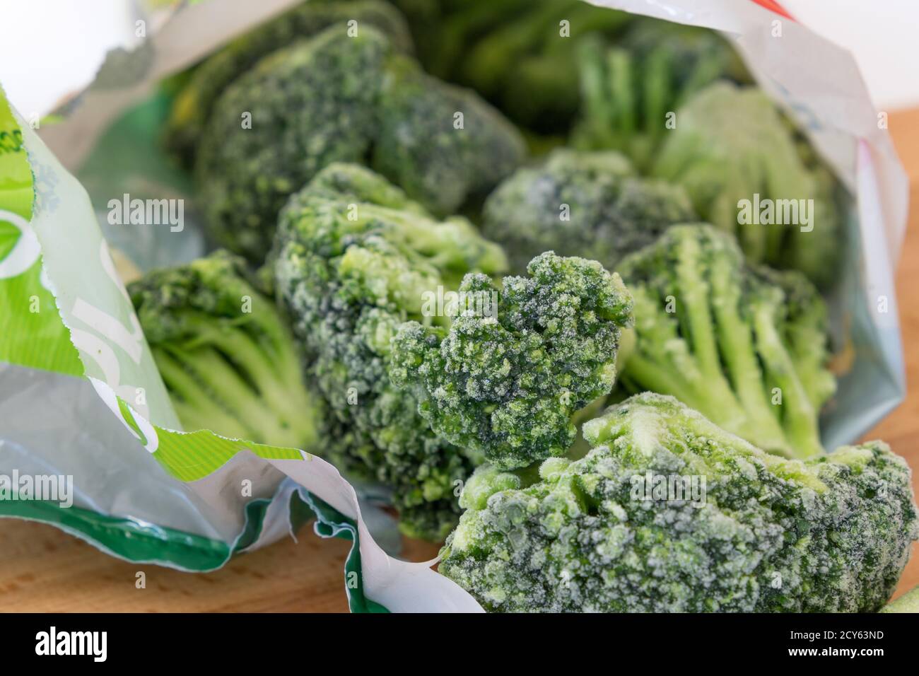 Primer plano de brócoli congelado en una bolsa abierta en un mesa de madera  Fotografía de stock - Alamy