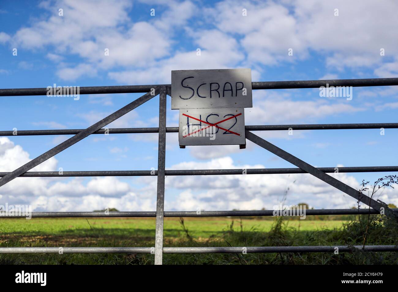 Un cartel anti-HS2 en una puerta de agricultores en el valle Aylesbury, Buckinghamshire. Foto de stock