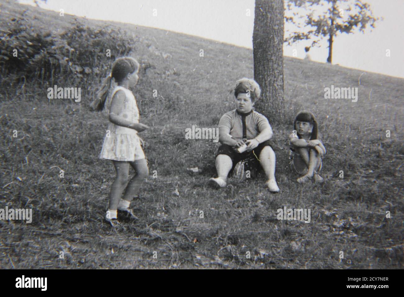 Fotografía En Blanco Y Negro De La Cosecha De Los Años 70 De Los Niños Que Se Encuentran En Los 