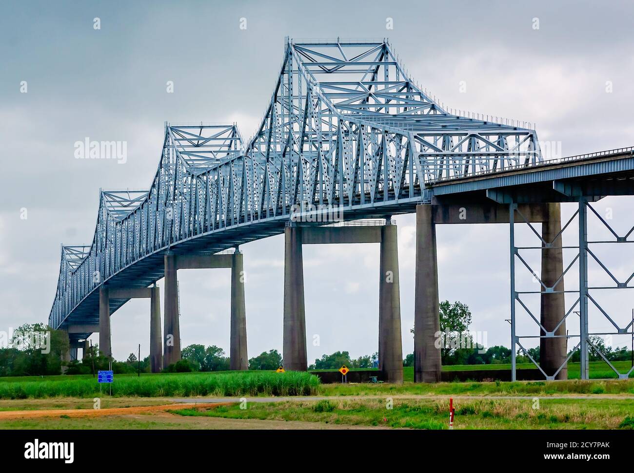 El puente Sunshine cruza el río Mississippi, 25 de agosto de 2020, en Convent, Louisiana. El puente voladizo conecta la Parroquia de Ascensión y Santiago. Foto de stock