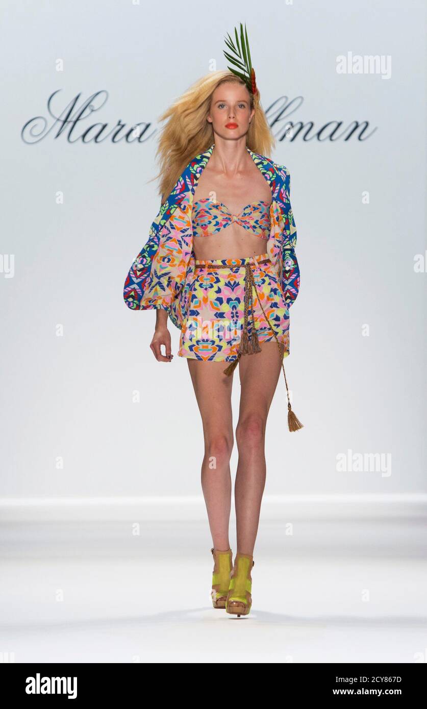 Un modelo presenta una creación en la colección Mara Hoffman Spring/Summer  2013 durante la Semana de la Moda de Nueva York el 8 de septiembre de 2012.  REUTERS/Andrew Kelly (ESTADOS UNIDOS -