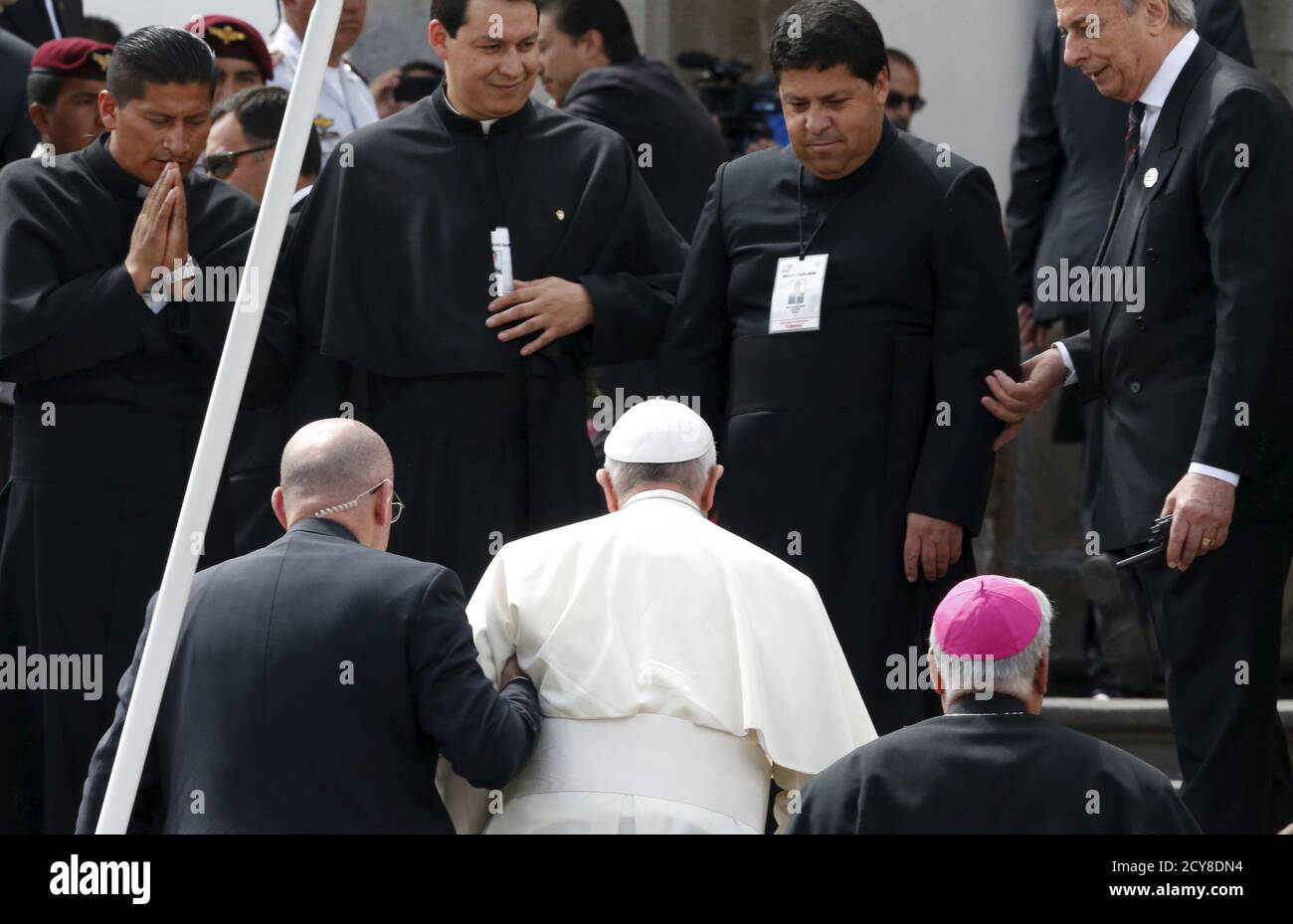 Los esperan al Papa Francisco (C, túnica blanca) mientras las escaleras fuera del Santuario de nuestra Señora de la Presentación de el Quinche en el Quinche, Ecuador, 8 de