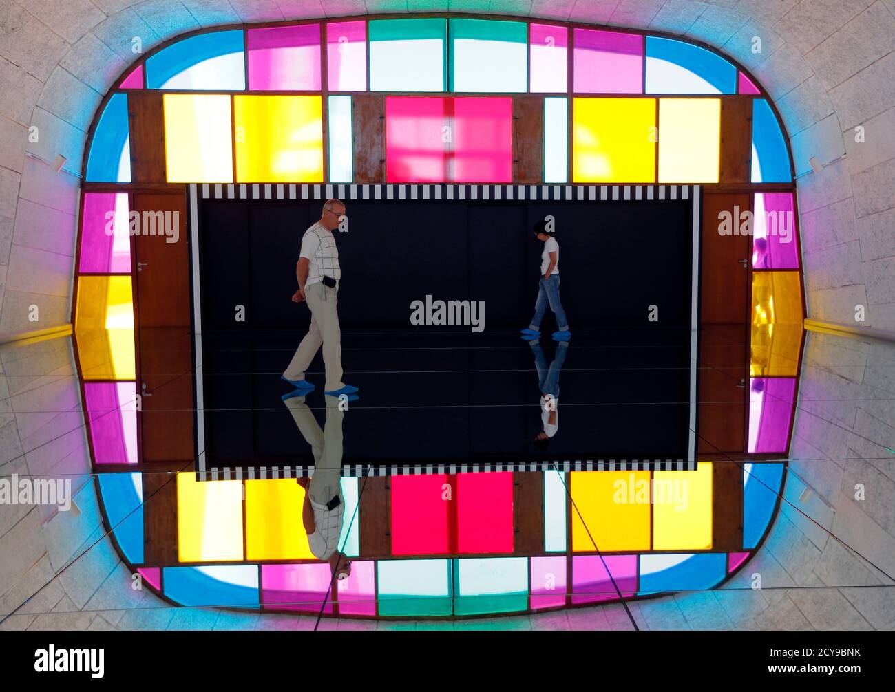 Visitors walk on a creation by French artist Daniel Buren as part of his exhibition "Defini Fini Infini, Travaux in situ" at the MaMo art center in Marseille September 12, 2014. The MaMo contemporary art center is installed on the restored rooftop terrace of Le Corbusier's 1947 Cite Radieuse (Radiant City) and created by French designer Ora-Ito. The exhibition will run until September 30, 2014. REUTERS/Jean-Paul Pelissier (FRANCE - Tags: ENTERTAINMENT SOCIETY) Foto de stock