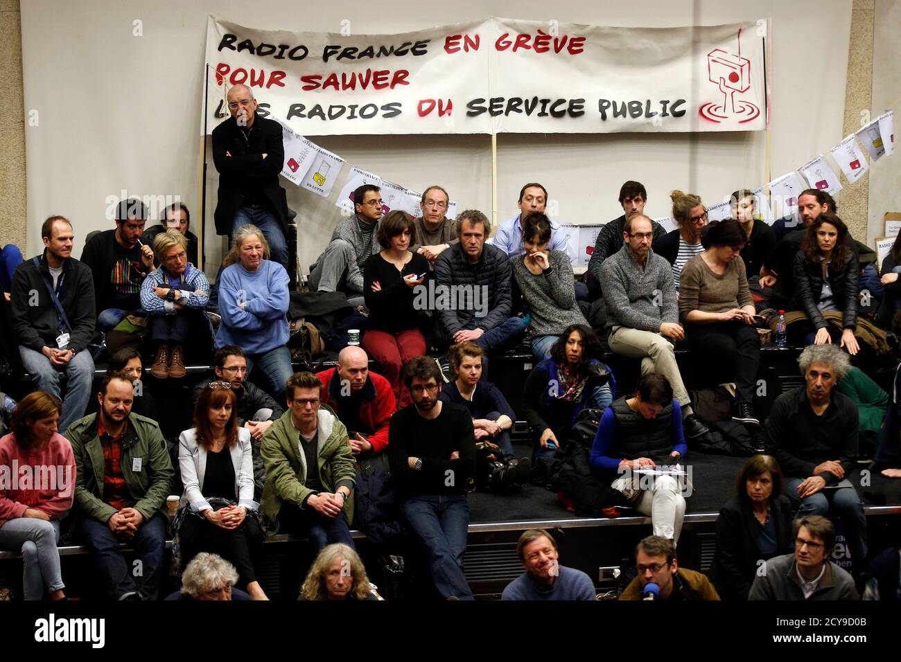 Periodistas y personal técnico asisten a una reunión de empleados en la  sede de Radio France, conocida como Maison de la Radio en París el 7 de  abril de 2015. La huelga