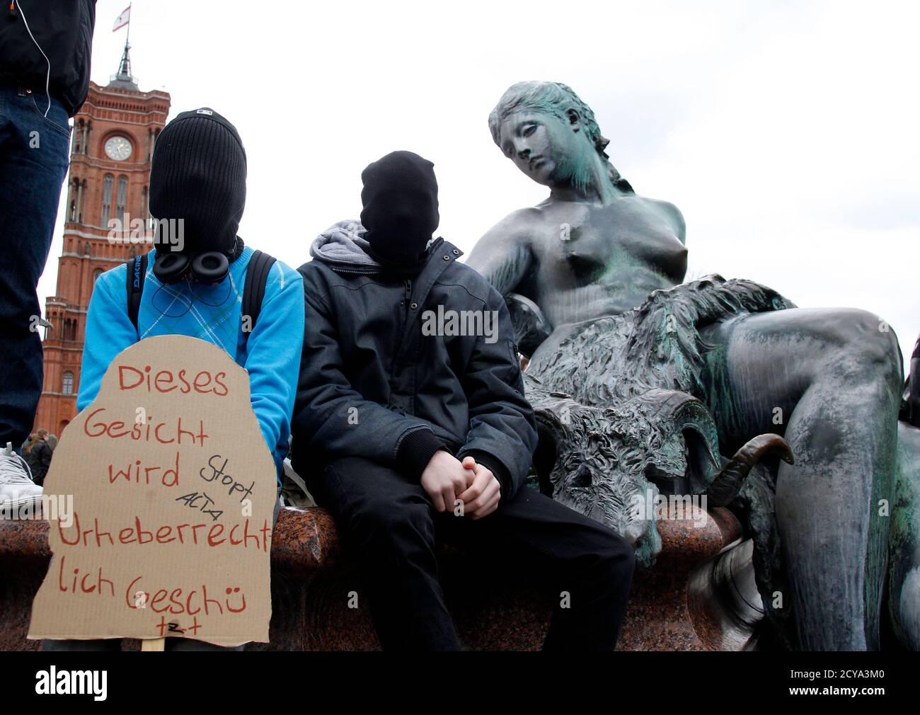 Protestors participate in a demonstration against the Anti-Counterfeiting Trade Agreement (ACTA) in Berlin February 25, 2012. Protesters fear that ACTA, which aims to cut trademark theft and other online piracy, will curtail freedom of expression, curb their freedom to download movies and music for free and encourage Internet surveillance. The poster reads: 'This face is protected by copyright.' REUTERS/Tobias Schwarz (GERMANY - Tags: POLITICS CIVIL UNREST) Foto de stock