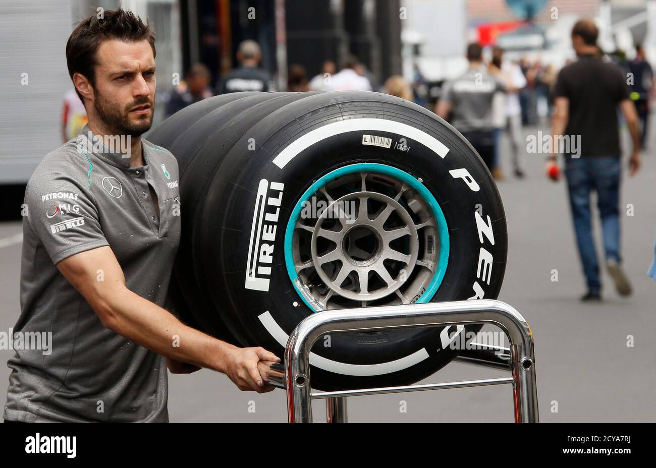 Un técnico del equipo de Fórmula uno de Mercedes llega a los pozos con un  nuevo conjunto de neumáticos Pirelli, proveedor oficial italiano de neumáticos  F1, al Nuerburgring 4 de julio de