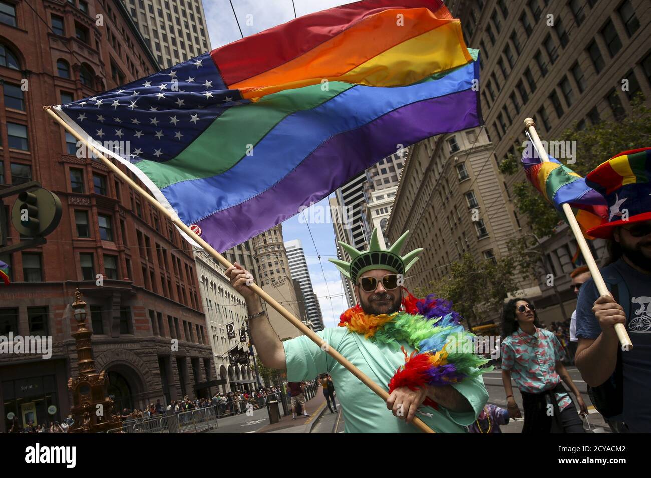 Un hombre vestido como la Estatua de la Libertad lleva una bandera  estadounidense rianbow mientras marchaba en un desfile de orgullo gay en  San Francisco, California 28 de junio de 2015. REUTERS/Elijah