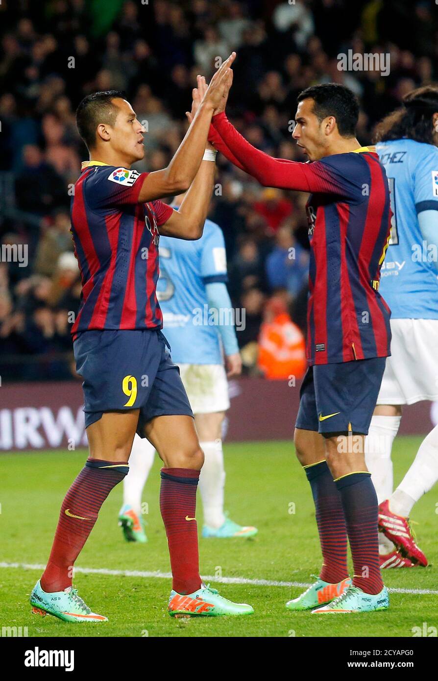 ¿Cuánto mide Alexis Sánchez? Barcelonas-alexis-sanchez-l-and-pedro-rodriguez-celebrate-a-goal-against-malaga-during-their-spanish-first-division-soccer-match-at-camp-nou-stadium-in-barcelona-january-26-2014-reuters-albert-gea-spain-tags-sport-soccer-2cyapg0