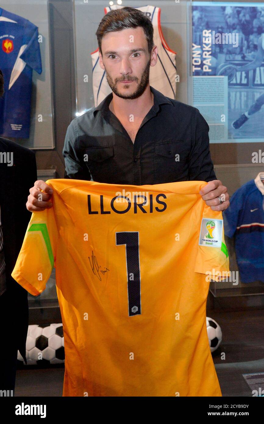 Hugo Lloris, portero del equipo de fútbol francés, posa con su camiseta de  fútbol que usó durante el encuentro de la Copa Mundial 2014 entre Francia y  Honduras, como lo entrega al