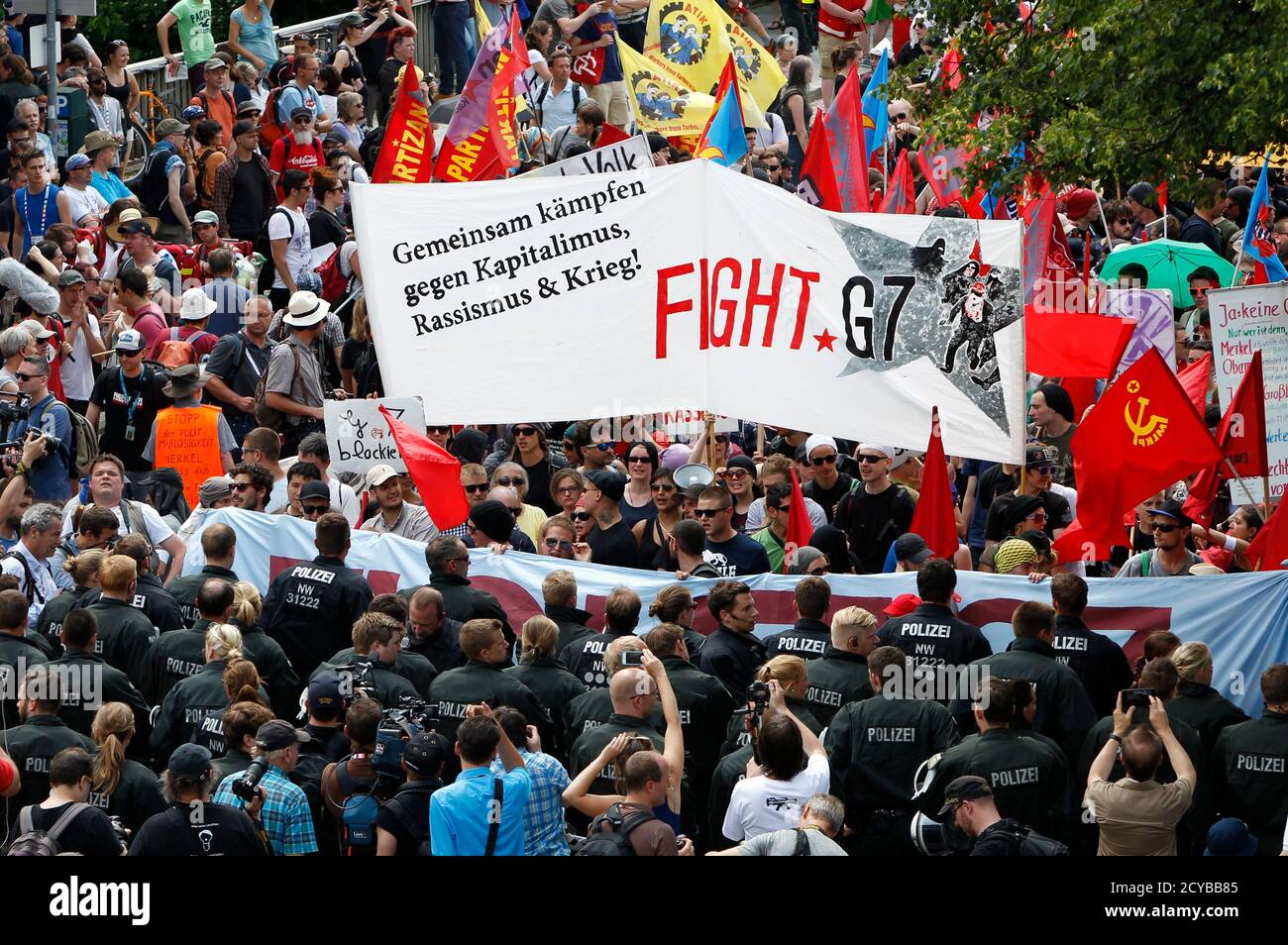 La policía se alineó frente a los manifestantes anti-G7 durante una manifestación en Garmisch-Partenkirchen, sur de Alemania, el 6 de junio de 2015. La cumbre de dos días del Grupo de los siete (G7), que se celebra en el palacio de Elmau, cerca de Garmisch-Partenkirchen, en Baviera, comienza el domingo. "Juntos luchamos contra el capatilismo, el racismo y la guerra". REUTERS/MICHAELA REHLE TPX IMÁGENES DEL DÍA Foto de stock