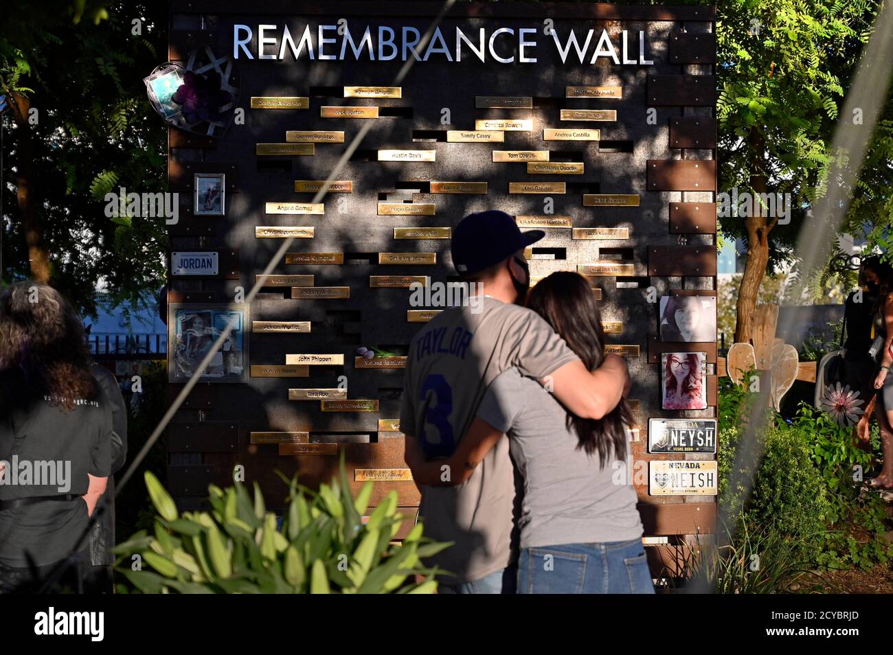 Las Vegas, Nevada, Estados Unidos. 1 de octubre de 2020. Una pareja abraza mientras visita el Jardín Sanador de las Vegas el 1 de octubre de 2020, en las Vegas, Nevada. Un Las Vegas, Nevada, Estados Unidos. 1 de octubre de 2020. Una pareja abraza mientras visita el Jardín Sanador de las Vegas el 1 de octubre de 2020, en las Vegas, Nevada. Un