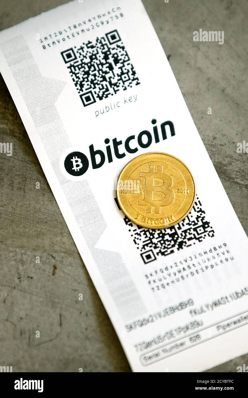 Una cartera de papel Bitcoin (moneda virtual) con códigos QR y una moneda  se ven en una ilustración tomada en la Maison du Bitcoin en París, Francia,  el 27 de mayo de