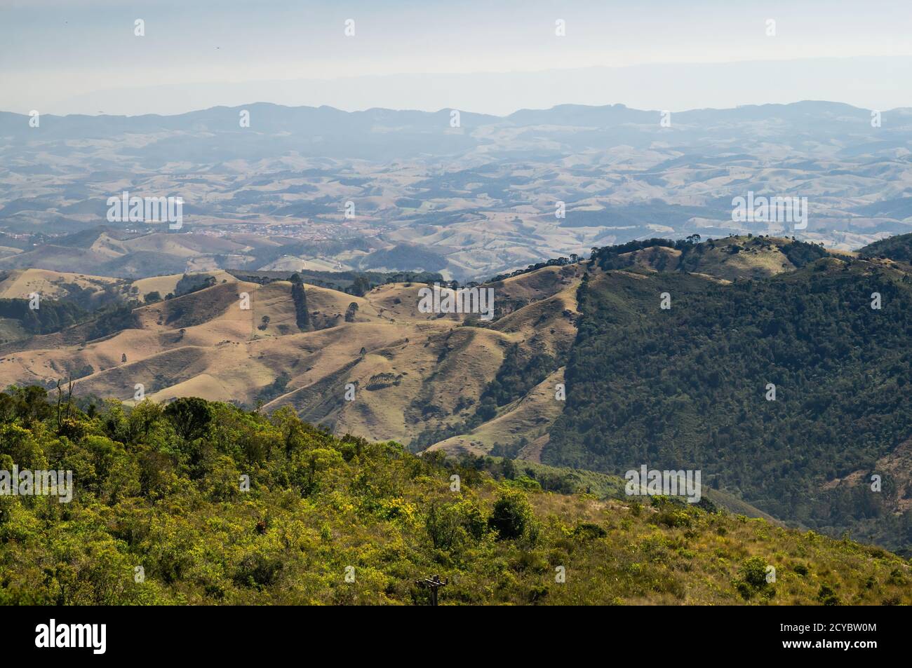 El paisaje verde montañoso circundante de la región rural de Cunha visto desde los puntos de vista de Pedra da Macela en Paraty, Río de Janeiro. Foto de stock