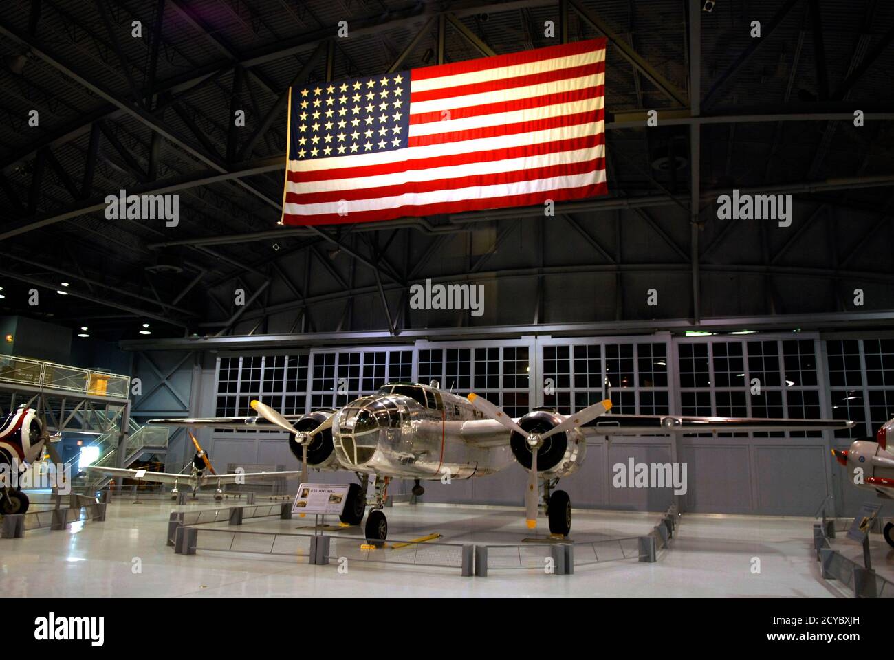 B-25 aviones Mitchell de la Segunda Guerra Mundial en exhibición en La Asociación de aviones experimentales EAA Museo de Aventura Aérea Oshkosh Wisconsin con 48 estrellas u Foto de stock