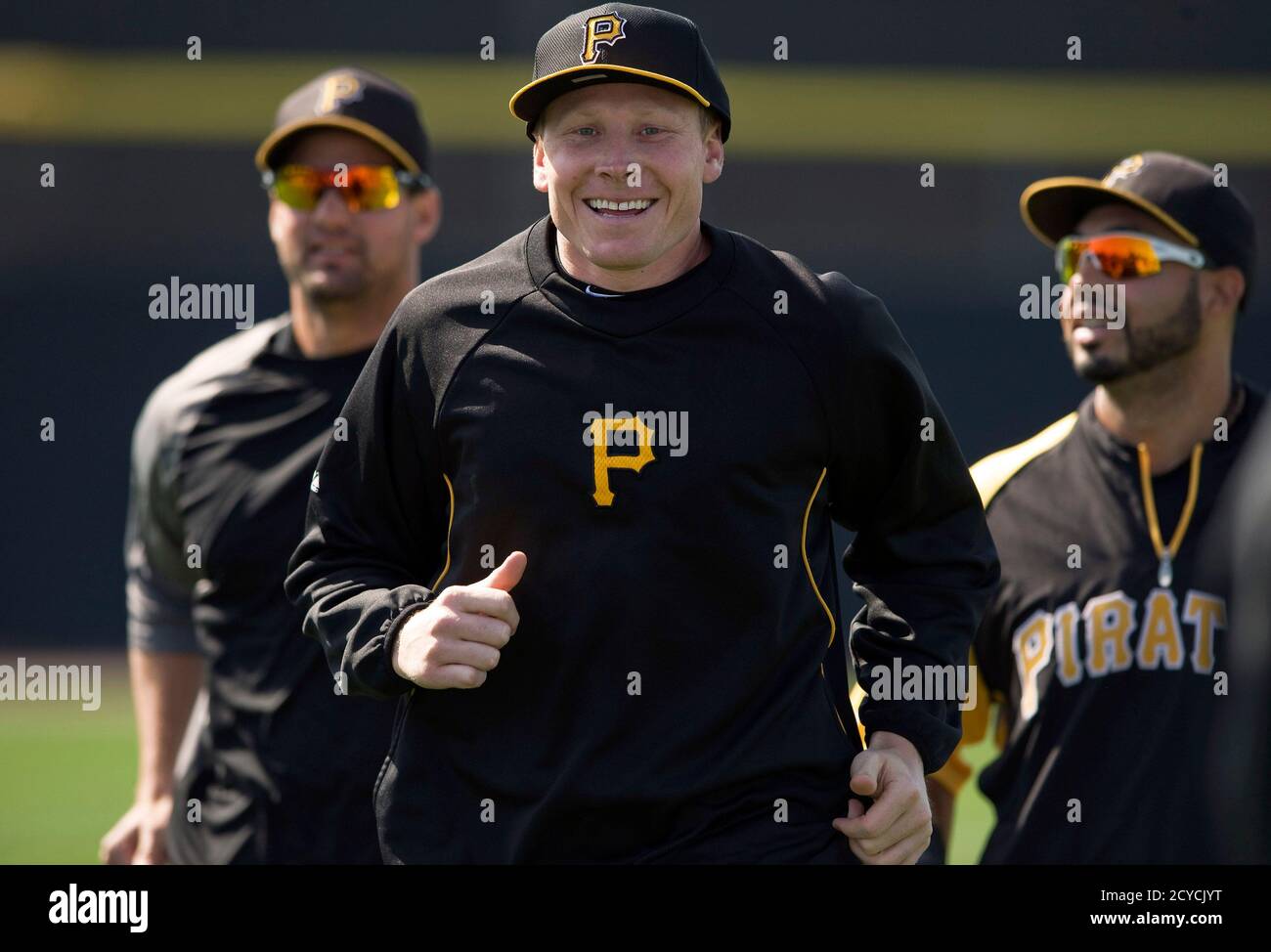 Gabby Sanchez L R Mark Melancon Y Pedro Alvarez De Pittsburgh Pirates Se Relajan Durante Un Entrenamiento Antes De Un Partido De Beisbol De Entrenamiento De Primavera De Mlb Con Los Toronto Blue