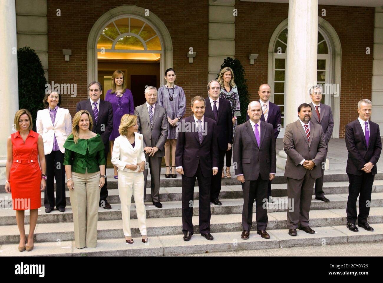 El primer ministro español José Luis Rodríguez Zapatero (primera fila, C)  plantea con sus nuevos ministros electos los pasos del Palacio de Moncloa  antes de una reunión del gabinete en Madrid el
