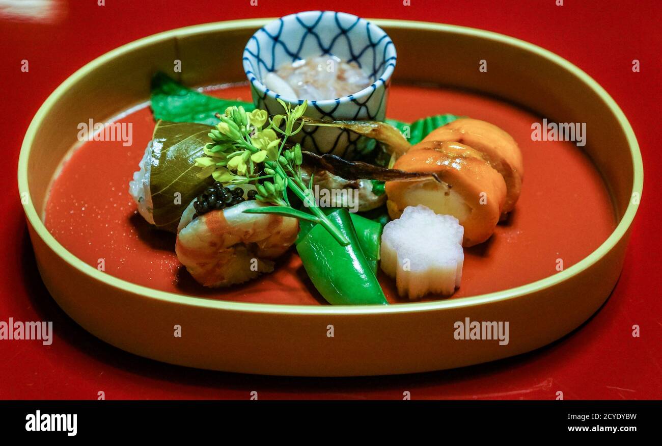 Vajilla japonesa en bandeja de plata Fotografía de stock - Alamy