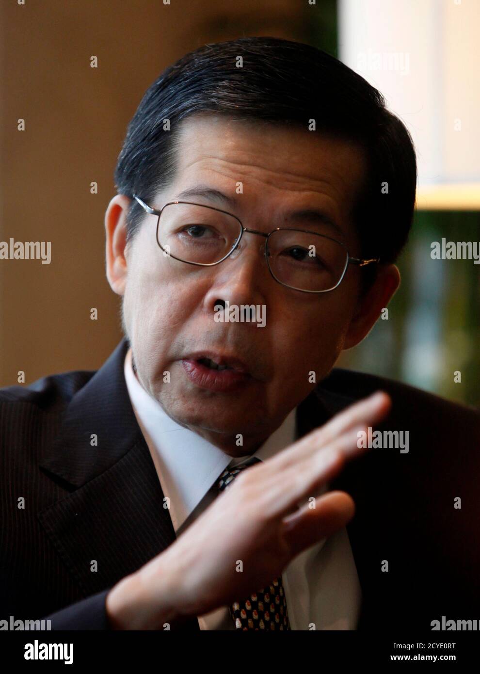 El gobernador del Banco Central de Tailandia, Prasarn Trairatvorakul, hace gestos durante una entrevista con Reuters en el Banco de Tailandia en Bangkok el 15 de febrero de 2012. El banco central de Tailandia se asegurará absolutamente de que su nueva responsabilidad de atender a una enorme montaña de deuda de 15 años que se remonta a la crisis financiera asiática no interfiera con la política monetaria o monetaria, dijo su gobernador el miércoles. REUTERS/Chaiwat (TAILANDIA - Tags: BUSINESS HEADSHOT) Foto de stock
