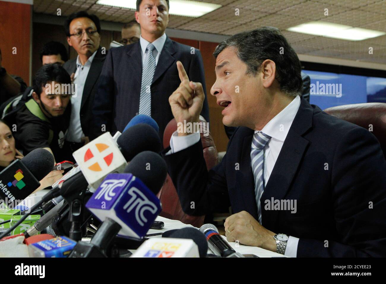 El presidente ecuatoriano Rafael Correa se dirige a los medios de  comunicación en la Corte Nacional de Ecuador en Quito el 15 de febrero de  2012. Dos periodistas ecuatorianos han sido sentenciados
