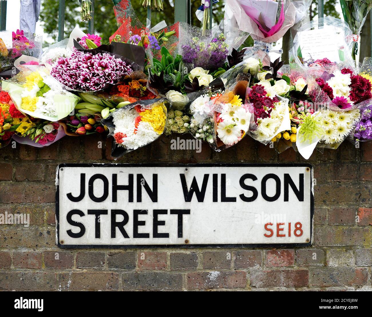 Floral tributes for Drummer Lee Rigby, of the British Army's 2nd Battalion The Royal Regiment of Fusiliers, are lined at the scene of his killing in Woolwich, southeast London May 24, 2013. REUTERS/ Paul Hackett (BRITAIN - Tags: MILITARY OBITUARY CRIME LAW CIVIL UNREST) Foto de stock