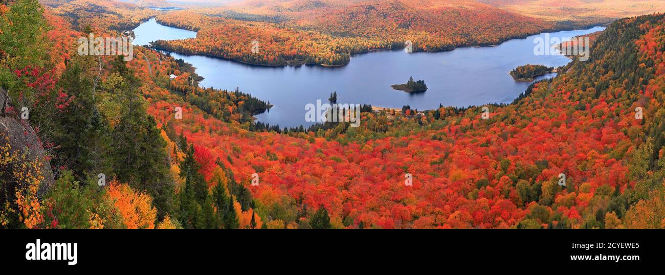 Vista panorámica del Lago Monroe con color de hoja otoñal en el Parque Nacional Mont Tremblant, Quebec Foto de stock