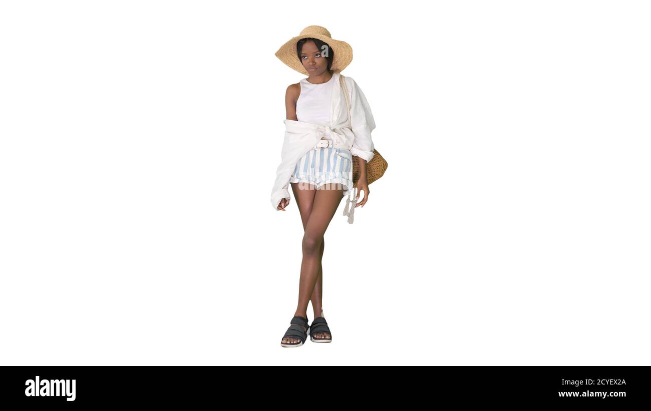 Una joven afroamericana con sombrero de verano que se ve cansada Foto de stock