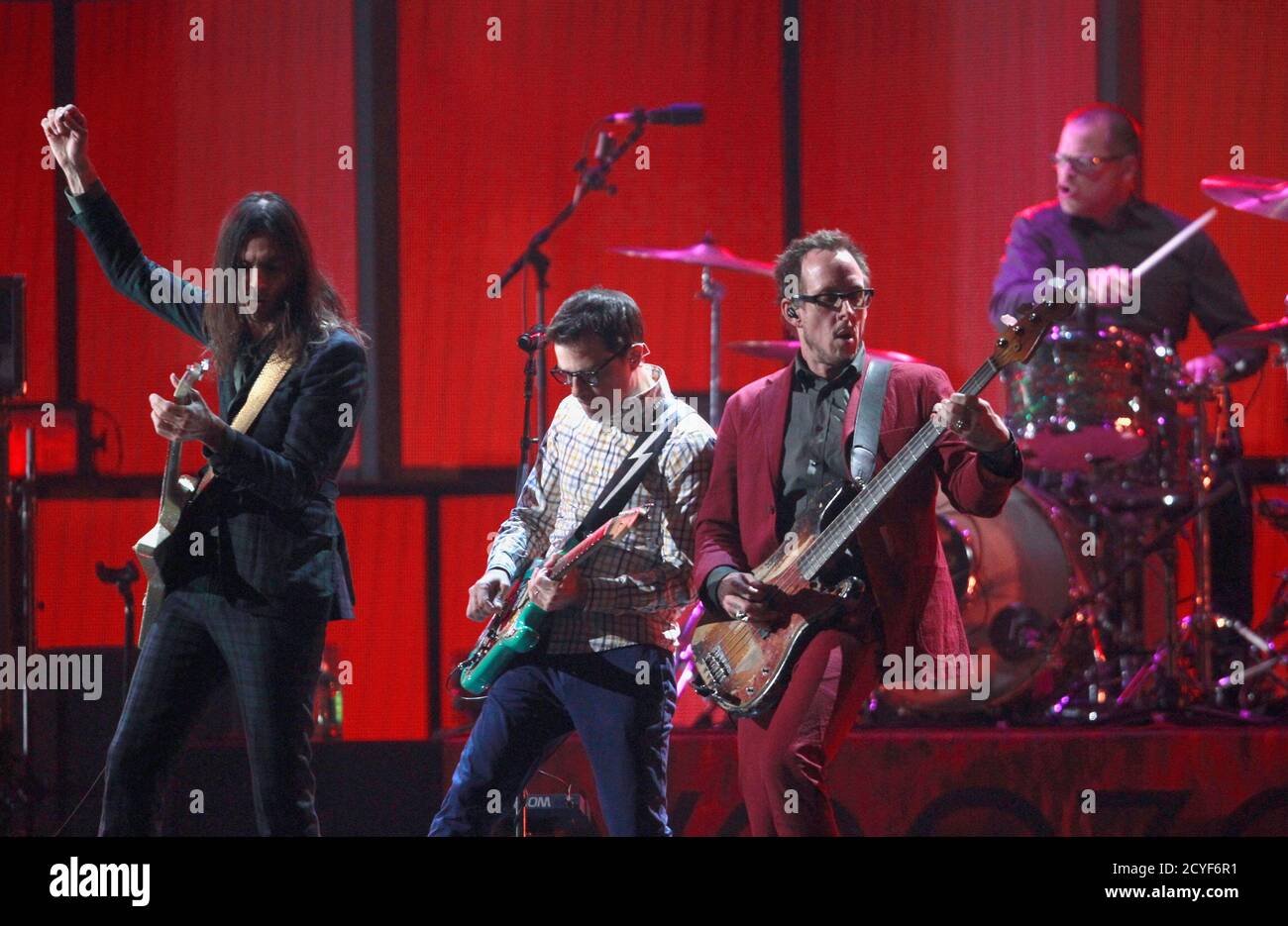 La banda Weezer actúa durante el iHeartRadio Music Festival 2014 en las Vegas, Nevada, 20 de septiembre de 2014. REUTERS/Steve Marcus (ESTADOS UNIDOS - Tags: ENTRETENIMIENTO) Foto de stock