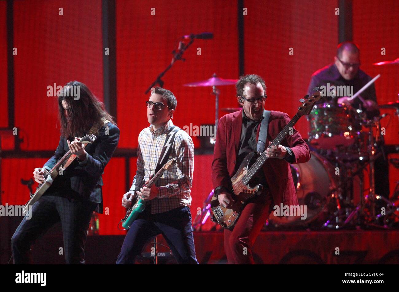La banda Weezer actúa durante el iHeartRadio Music Festival 2014 en las Vegas, Nevada, 20 de septiembre de 2014. REUTERS/Steve Marcus (ESTADOS UNIDOS - Tags: ENTRETENIMIENTO) Foto de stock