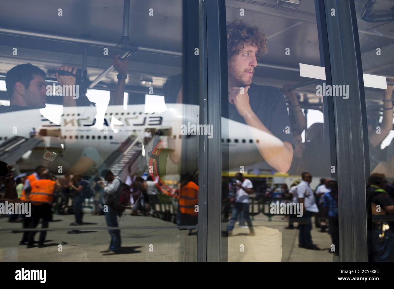 Israelíes evacuados de Nepal se encuentran a bordo de un autobús después de aterrizar en el aeropuerto internacional Ben Gurion cerca de Tel Aviv, Israel 28 de abril de 2015. REUTERS/Amir Cohen Foto de stock