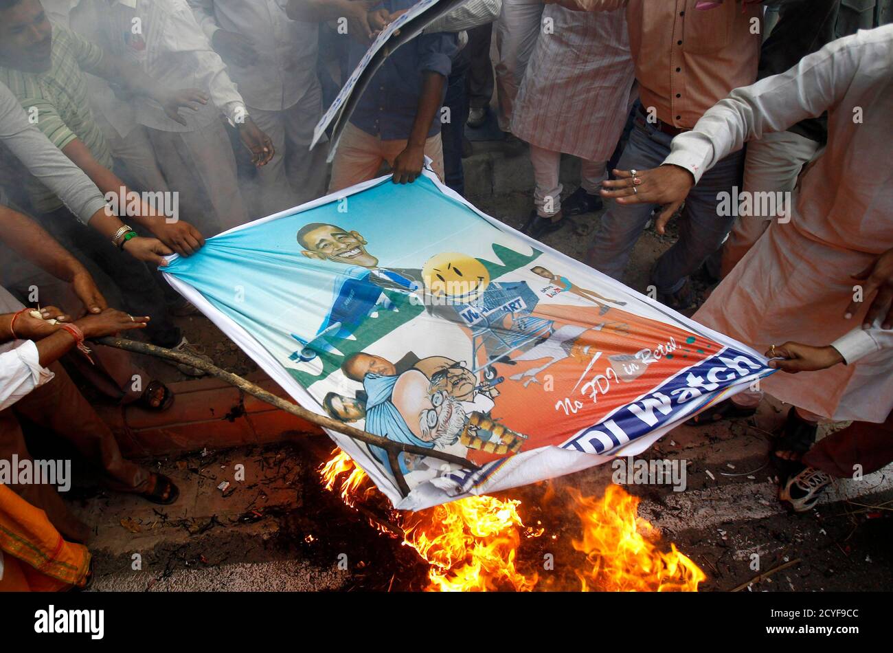 Activistas del grupo Swadesh Jagaran Manch queman una efigie y una bandera del presidente estadounidense Barack Obama durante una protesta contra su visita a la India, en Nueva Delhi el 8 de noviembre de 2010. Cientos de activistas protestaron el lunes contra la política del gobierno de abrir el sector minorista a empresas multinacionales en el contexto de la visita de Obama a la India. REUTERS/ADNAN ABIDI (INDIA - TAGS: DISTURBIOS CIVILES POLÍTICA IMÁGENES DEL DÍA DE NEGOCIOS) Foto de stock