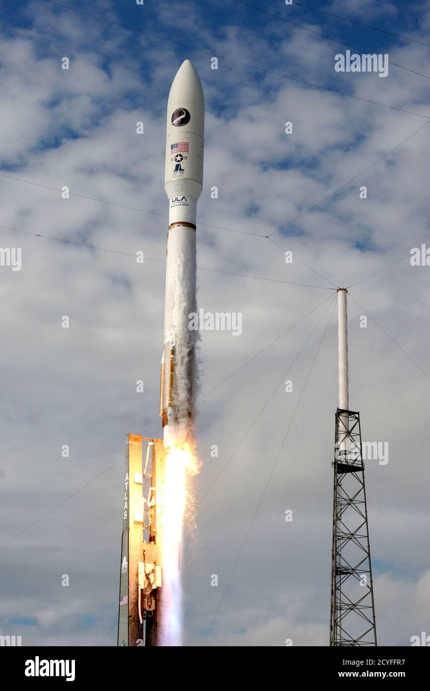 Un cohete Atlas 5 de United Launch Alliance que transporta el avión espacial experimental X-37B del ejército estadounidense se levanta del complejo de lanzamiento 41 en Cabo Cañaveral, Florida, 11 de diciembre de 2012. El cohete Atlas 5 no tripulado, que transportaba el pequeño transbordador espacial robótico, salió de la Estación de la Fuerza Aérea de Cabo Cañaveral en Florida el martes para el tercer vuelo en un programa de pruebas militares clasificado. REUTERS/Scott Audette (ESTADOS UNIDOS - Tags: CIENCIA TECNOLOGÍA TRANSPORTE MILITAR) Foto de stock