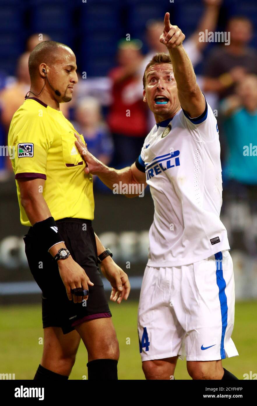 Inter Milan S Hugo Campagnaro R Complains To The Referee During Their International Champions Cup Soccer Match Against Chelsea In Indianapolis Indiana August 1 13 Reuters Brent Smith United States s Sport Soccer