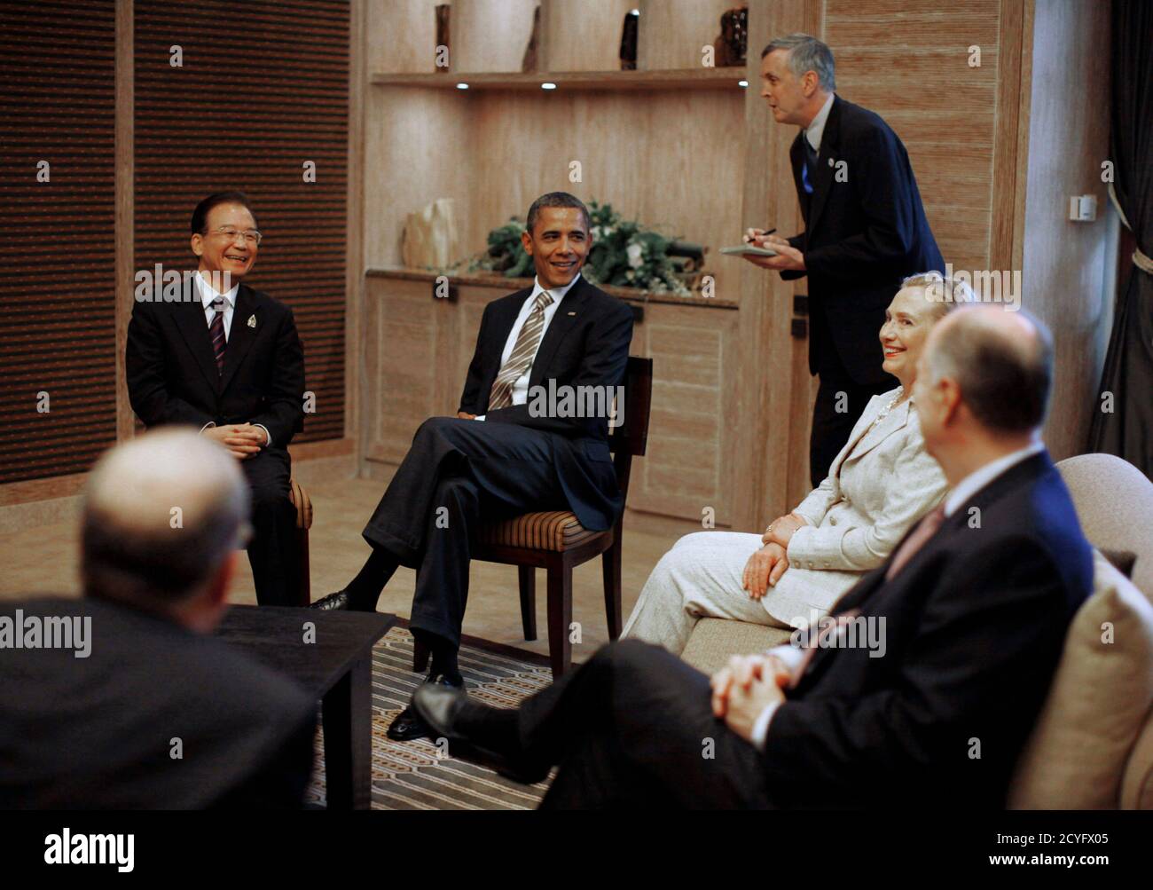 U.S. President Barack Obama (2nd L) and Secretary of State Hillary Clinton (2nd R) meet with China's Premier Wen Jiabao (L) on the sidelines of the East Asia Summit in Nusa Dua, Bali, November 19, 2011. U.S. National Security Advisor Thomas Donilon sits on the right. REUTERS/Jason Reed (INDONESIA - Tags: POLITICS) Foto de stock