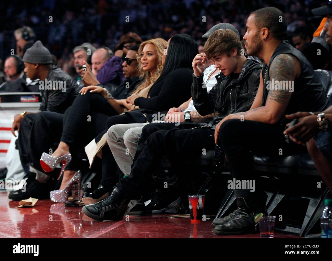 Las celebridades se sientan en primera fila durante el partido de  baloncesto All-Star de la NBA en los Ángeles el 20 de febrero de 2011. En  la foto se encuentran la cantante