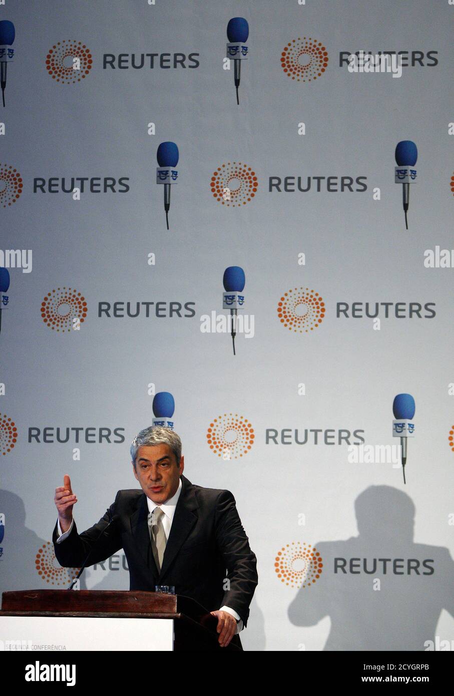 Portugal's Prime Minister Jose Socrates addresses a conference organised by Reuters and TSF radio in Lisbon February 28, 2011. Portugal promised on Monday to cut its budget deficit and implement reforms but Teixeira dos Santos warned this may all be in vain if Europe does not take strong action within weeks to resolve the region's debt crisis. REUTERS/Rafael Marchante (PORTUGAL - Tags: BUSINESS POLITICS) Foto de stock