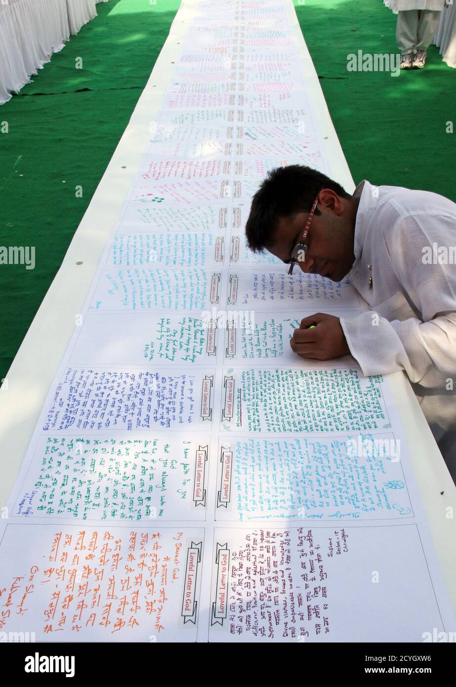 Un Estudiante Escribe Un Mensaje En Una Carta De 400 Pies 122 Metros De Largo A Dios En La Ciudad India Del Norte De Chandigarh 12 De Febrero De 2012 Los Organizadores