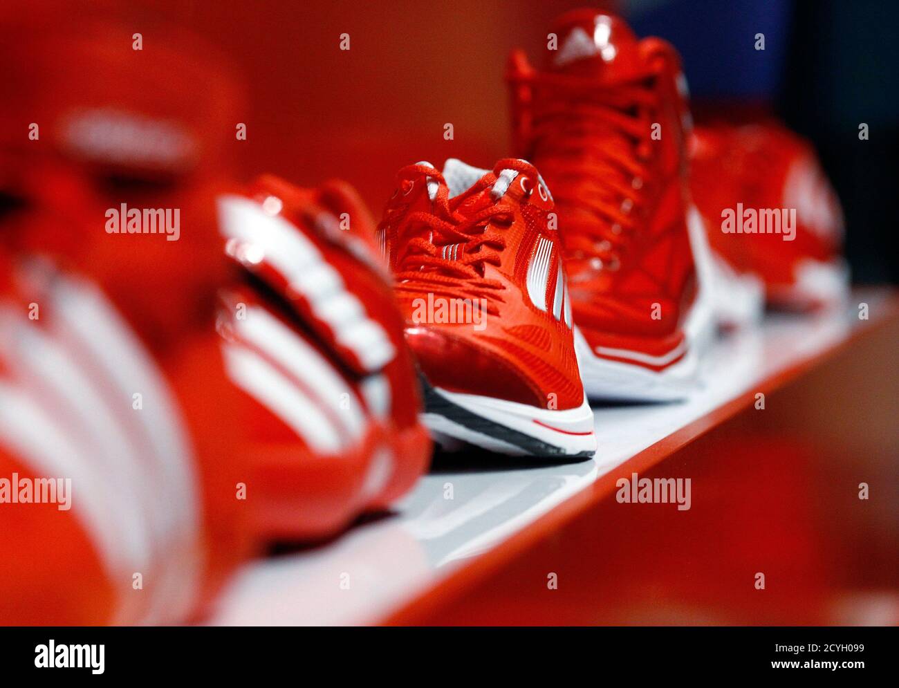 Malentendido Contradicción Oculto Los zapatos deportivos adidas 'Adizero' están en exhibición en el  laboratorio de innovación de Adidas en Herzogenaurach 7 de mayo de 2012. El  líder del mercado estadounidense, Nike, y el rival alemán